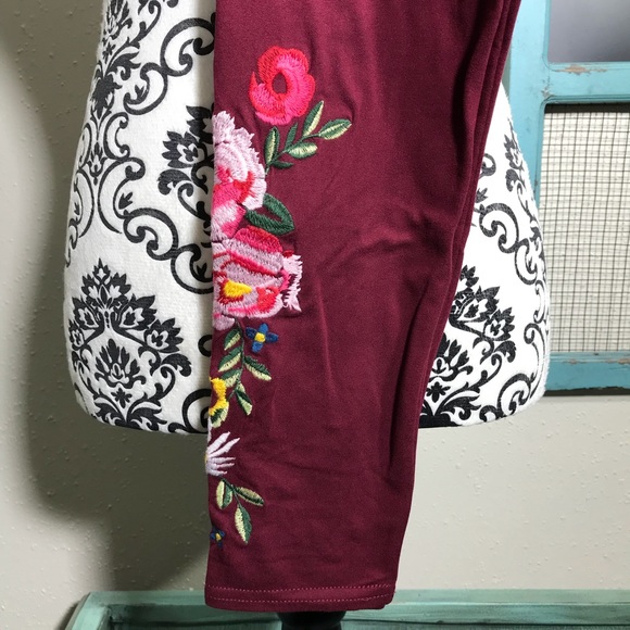 🌷A&D Embroidered Leggings 🌷 - Picture 2 of 4